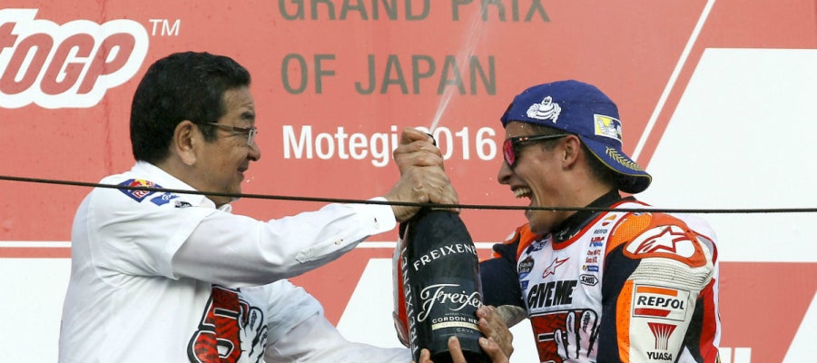 Márquez celebra en el podio de Motegi su Mundial de MotoGP Márquez celebra en el podio de Motegi su Mundial de MotoGP
