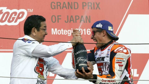 M&aacute;rquez celebra en el podio de Motegi su Mundial de MotoGP