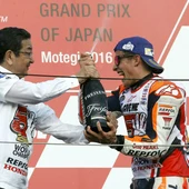 Márquez celebra en el podio de Motegi su Mundial de MotoGP Márquez celebra en el podio de Motegi su Mundial de MotoGP