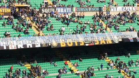 Pancarta de la Curva Nord a Icardi