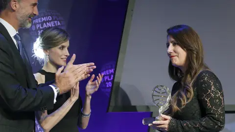 La ganadora del Premio Planeta, la escritora Dolores Redondo, acompañada por los Reyes, Felipe y Letizia. La ganadora del Premio Planeta, la escritora Dolores Redondo, acompañada por los Reyes, Felipe y Letizia.