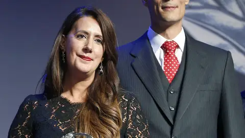 La escritora Dolores Redondo tras recibir el Premio Planeta por su novela 'Todo esto te daré', acompañada por el finalista, Marcos Chicot. La escritora Dolores Redondo tras recibir el Premio Planeta por su novela 'Todo esto te daré', acompañada por el finalista, Marcos Chicot.