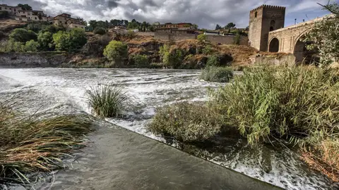El río Tajo cubierto de espuma blanca El río Tajo cubierto de espuma blanca