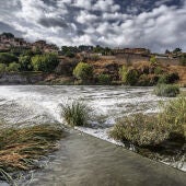 El río Tajo cubierto de espuma blanca