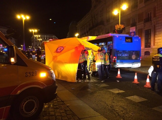 Un hombre muere atropellado por un coche de la Policía tras tropezar en Sol Un hombre muere atropellado por un coche de la Policía tras tropezar en Sol