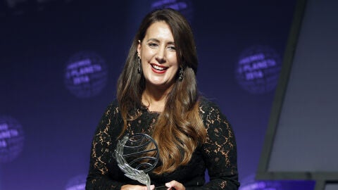  La escritora Dolores Redondo tras recibir el Premio Planeta por su novela 'Todo esto te dar&eacute;'