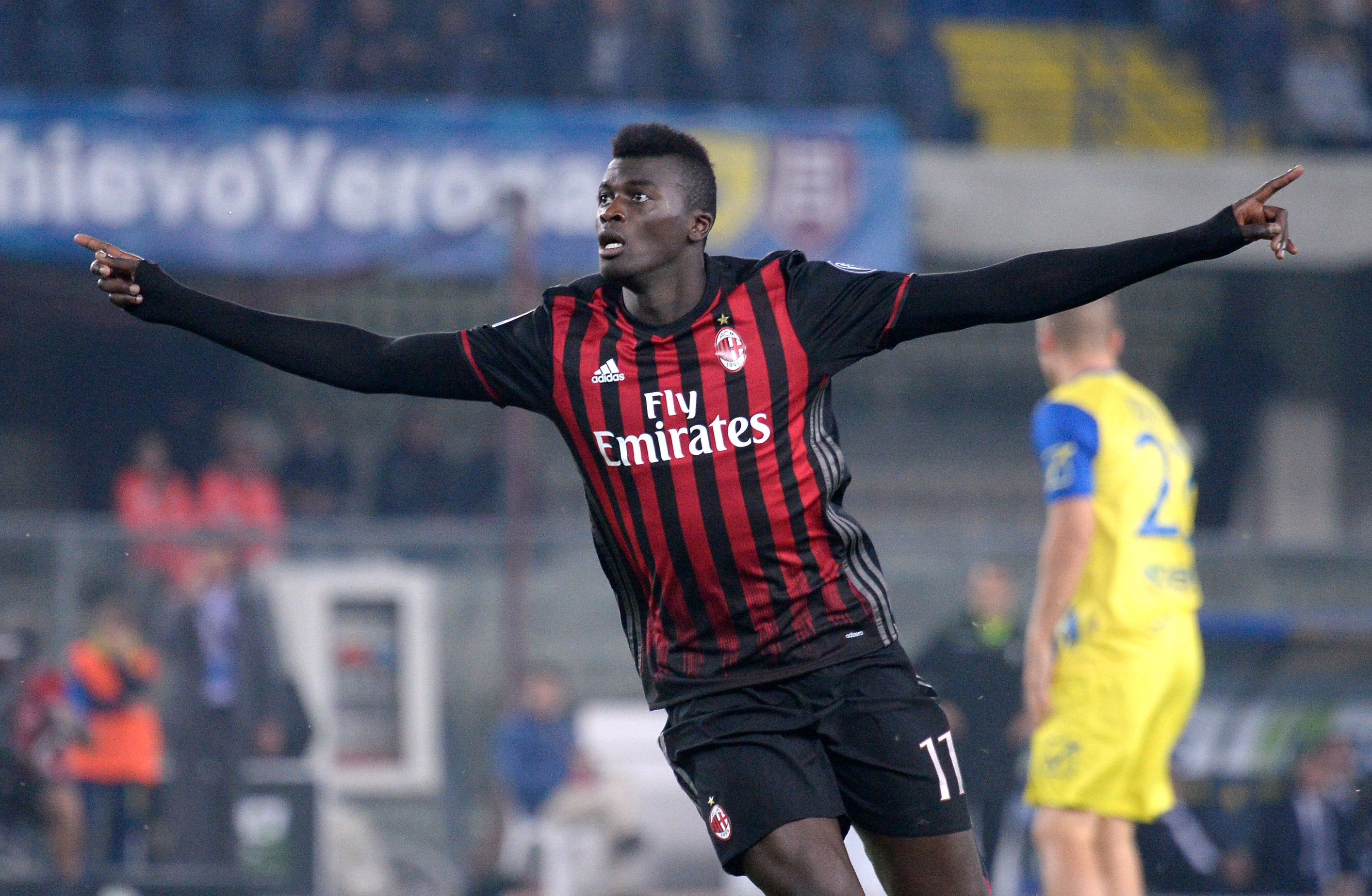 El Milan gana al Chievo y se acerca al liderato en Italia El Milan gana al Chievo y se acerca al liderato en Italia