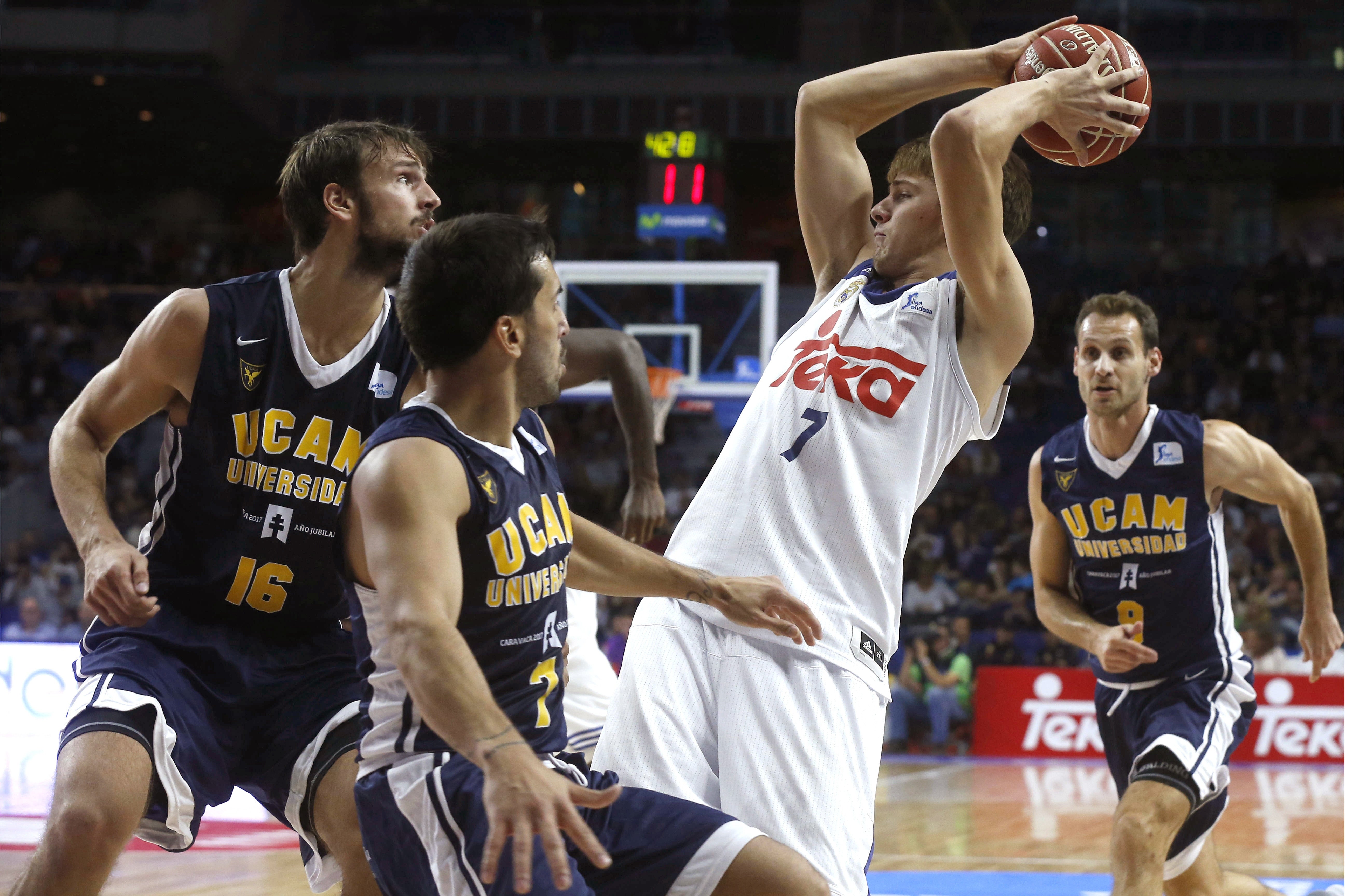 El Real Madrid sufre para ganar al UCAM Murcia El Real Madrid sufre para ganar al UCAM Murcia