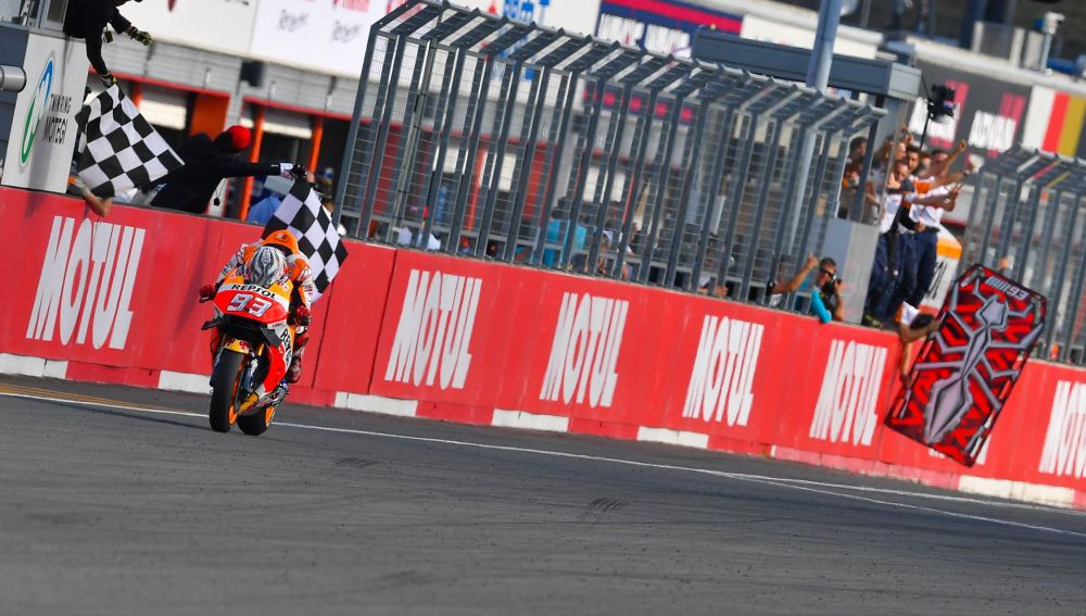 Marc Márquez cruza la línea de meta del GP de Japón para proclamarse campeón del mundo