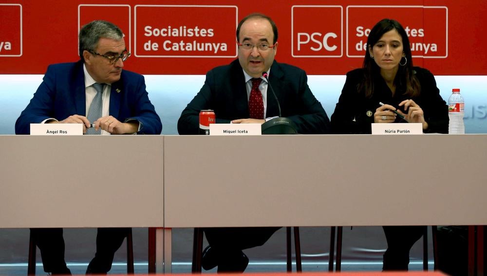 El primer secretario del PSC, Miquel Iceta, junto a su rival en las primarias Núria Parlón, y el presidente del partido Àngel Ros