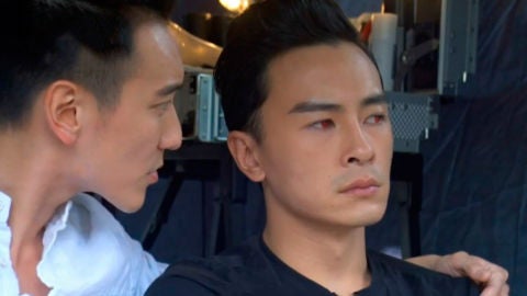 Dos hombres hablando