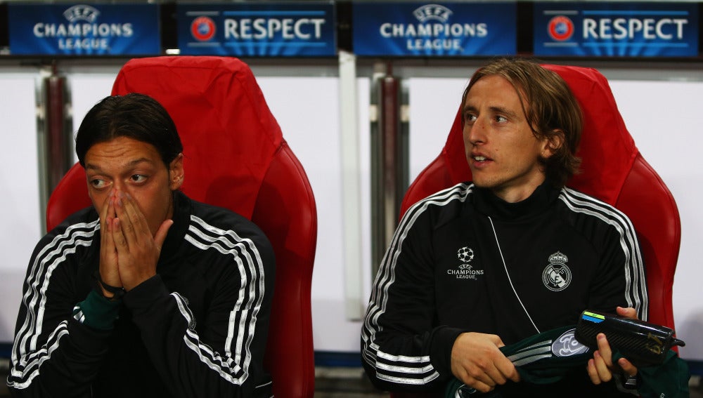 Özil, en su época en el Real Madrid junto a Modric
