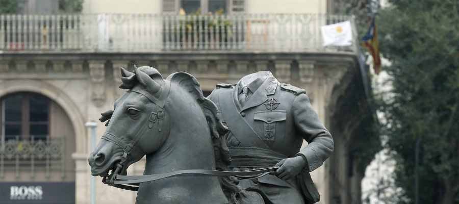 La escultura ecuestre del general Franco sin cabeza La escultura ecuestre del general Franco sin cabeza