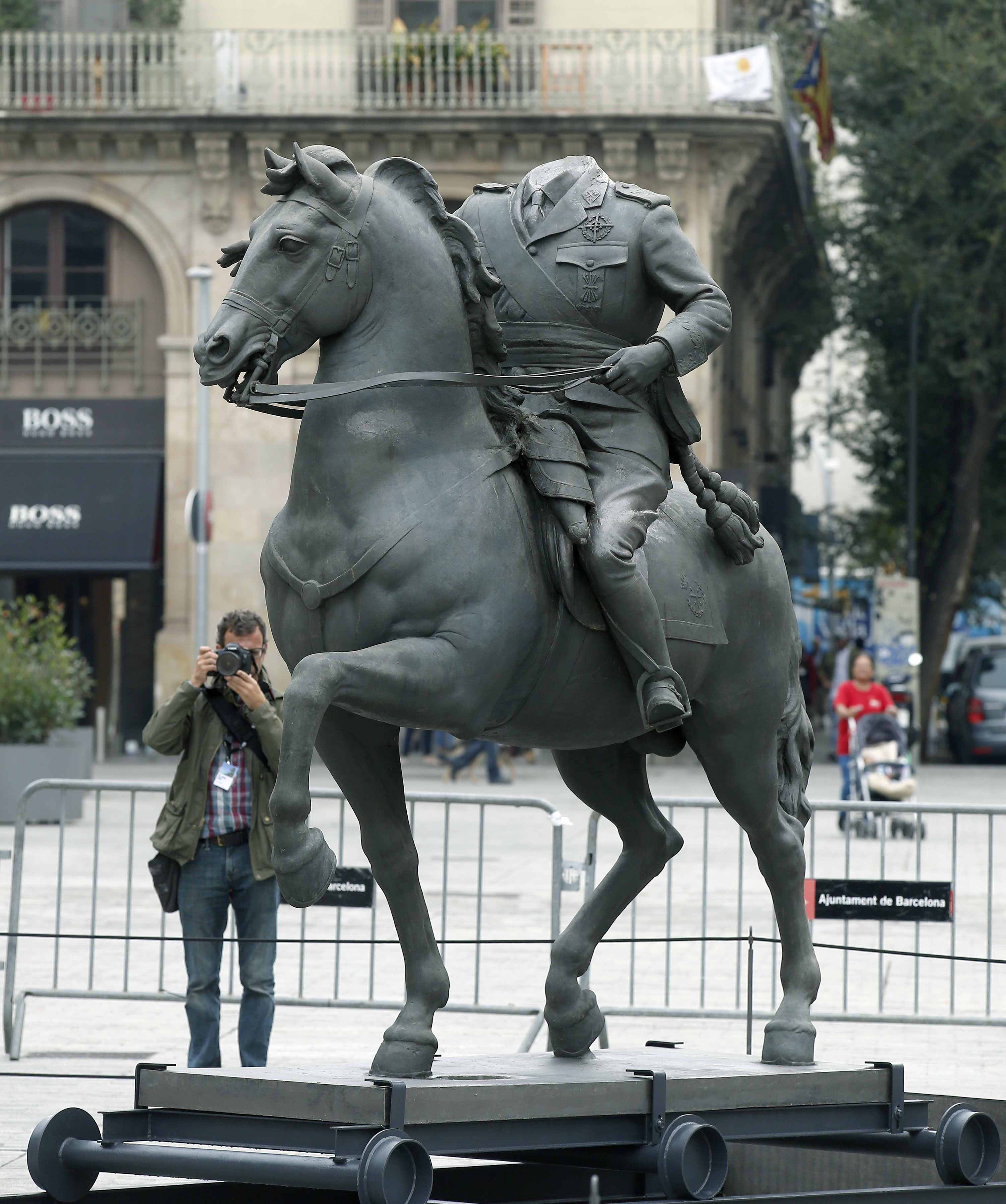 Colocan la escultura ecuestre de Franco sin cabeza en el Born Centre Cultural Colocan la escultura ecuestre de Franco sin cabeza en el Born Centre Cultural