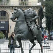 La escultura ecuestre del general Franco sin cabeza