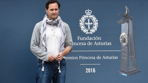 Llegada a Oviedo de Huhg Herr, Premio Princesa de Asturias de Investigaci&oacute;n Cient&iacute;fica y T&eacute;cnica 2016