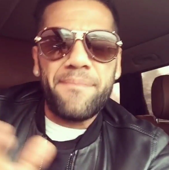 Dani Alves hace su particular versión de 'La Bicicleta' Dani Alves hace su particular versión de 'La Bicicleta'