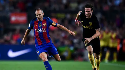Iniesta conduce un balón ante la presión de Saúl Iniesta conduce un balón ante la presión de Saúl