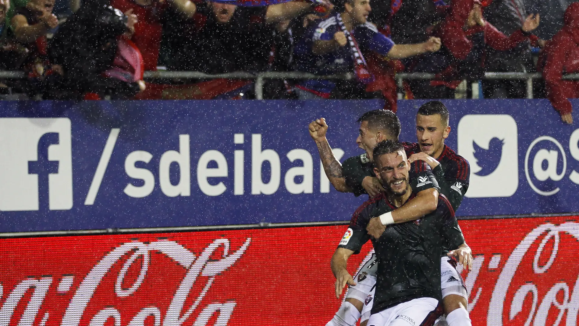 Los jugadores del Osasuna celebran el gol de Roberto Torres ante el Eibar