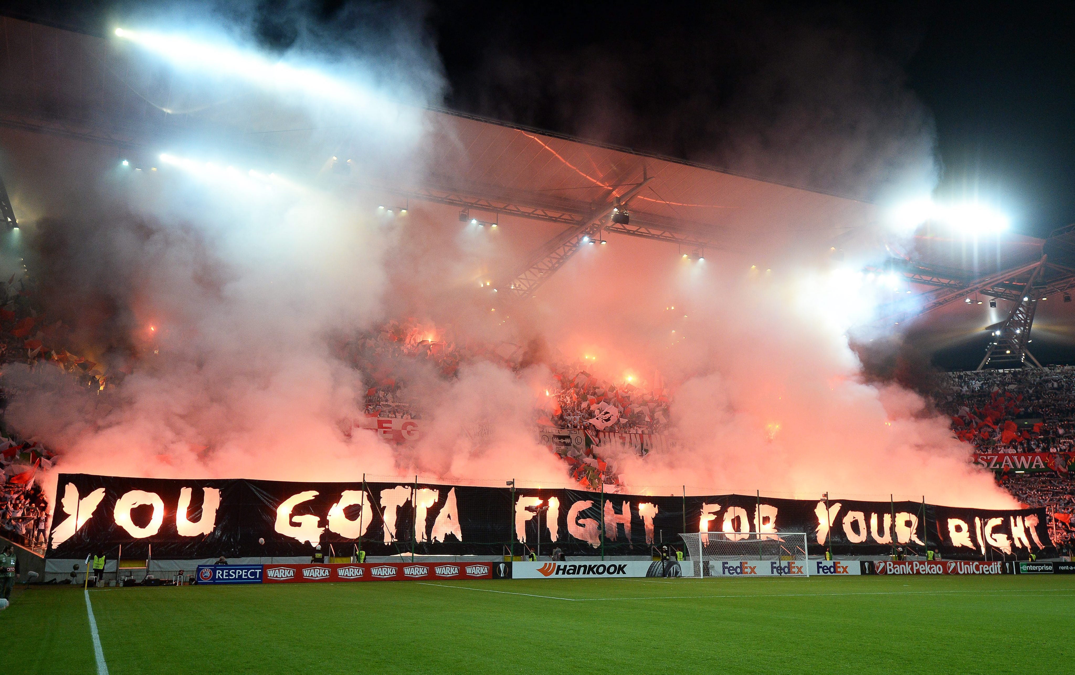 Tres seguidores del Legia, detenidos por desórdenes públicos y destrozos en un bar de Madrid Tres seguidores del Legia, detenidos por desórdenes públicos y destrozos en un bar de Madrid