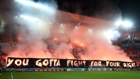 Aficionados del Legia encienden bengalas en su estadio en Varsovia