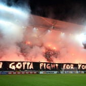 Aficionados del Legia encienden bengalas en su estadio en Varsovia