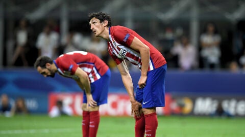 Savic junto a Juanfran en un partido del Atl&eacute;tico de Madrid