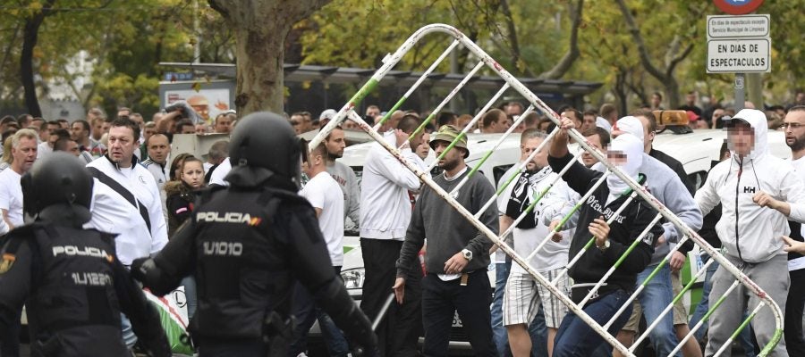 Aficionados del Legia cargan contra la policía Aficionados del Legia cargan contra la policía