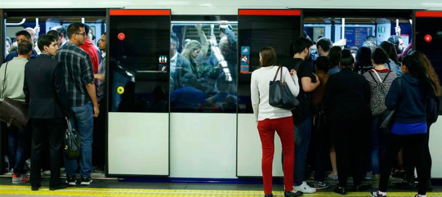 Un gran número de viajeros en un vagón de metro de Madrid Un gran número de viajeros en un vagón de metro de Madrid