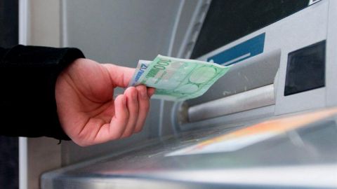 Un hombre saca euros de un cajero autom&aacute;tico