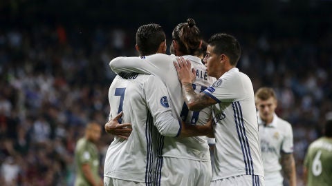 Los jugadores del Real Madrid se abrazan tras el gol de Bale 