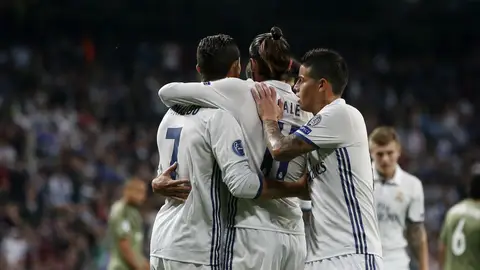 Los jugadores del Real Madrid se abrazan tras el gol de Bale Los jugadores del Real Madrid se abrazan tras el gol de Bale