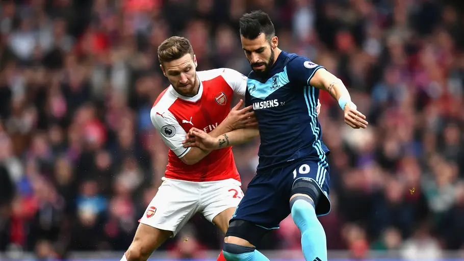 Negredo y Mustafi, en una disputa por el balón durante el Arsenal-Middlesbrough Negredo y Mustafi, en una disputa por el balón durante el Arsenal-Middlesbrough