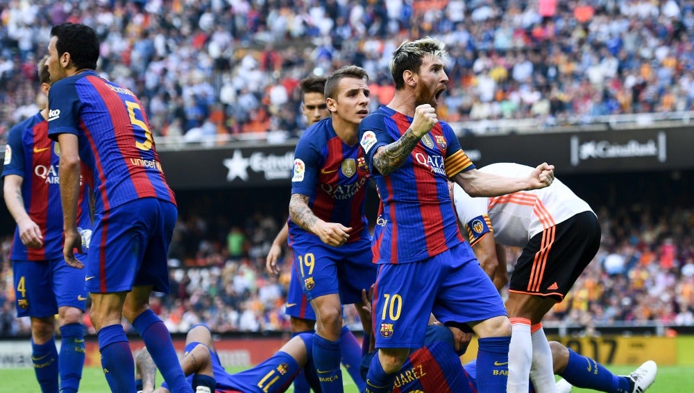 Leo Messi celebra el 2-3 en Mestalla