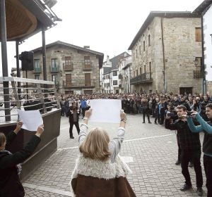 Víctimas del terrorismo plantan cara a los radicales en Alsasua Víctimas del terrorismo plantan cara a los radicales en Alsasua