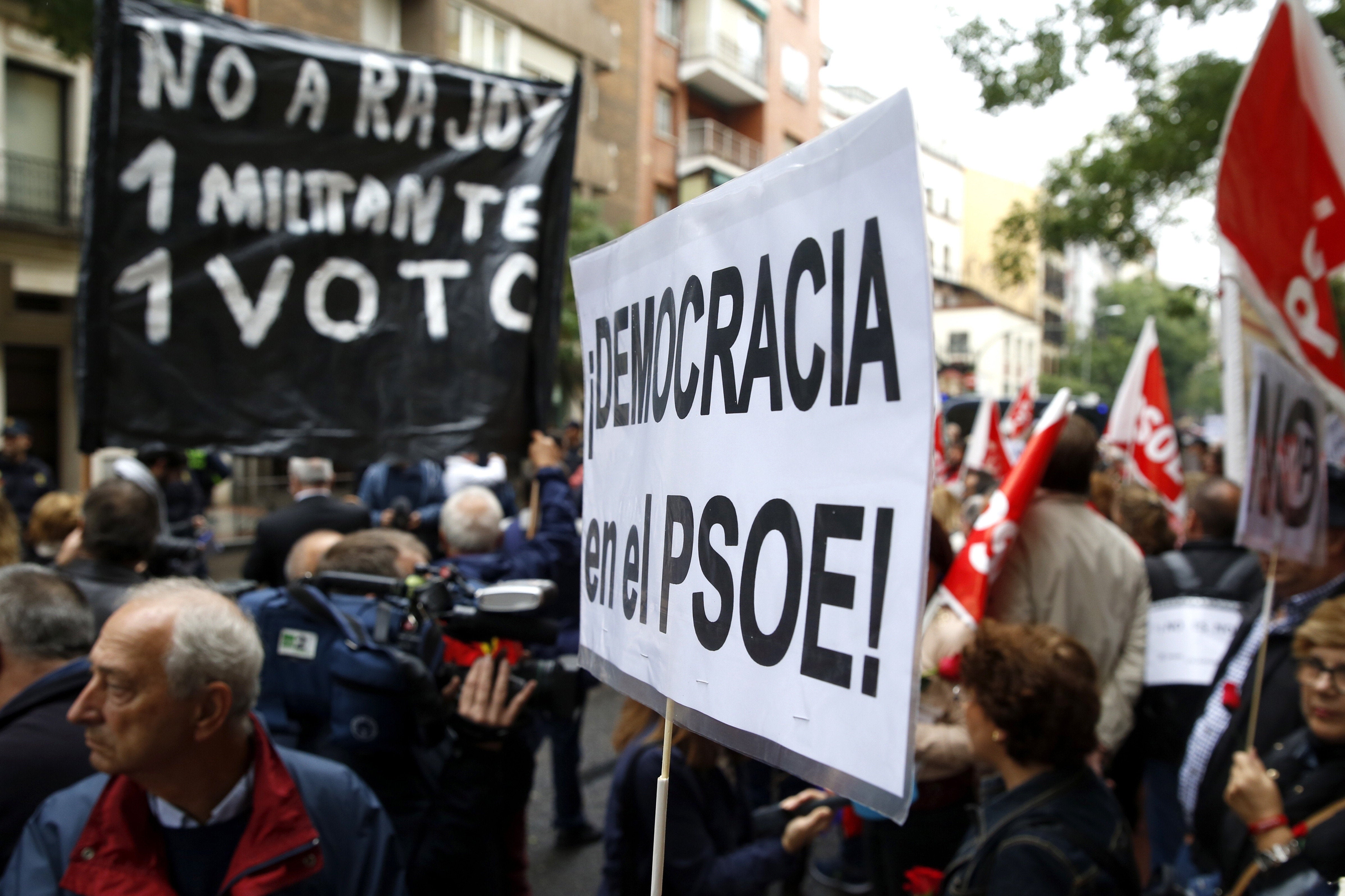Centenares de personas piden el "no" a Rajoy frente a sede del PSOE en Madrid Centenares de personas piden el "no" a Rajoy frente a sede del PSOE en Madrid