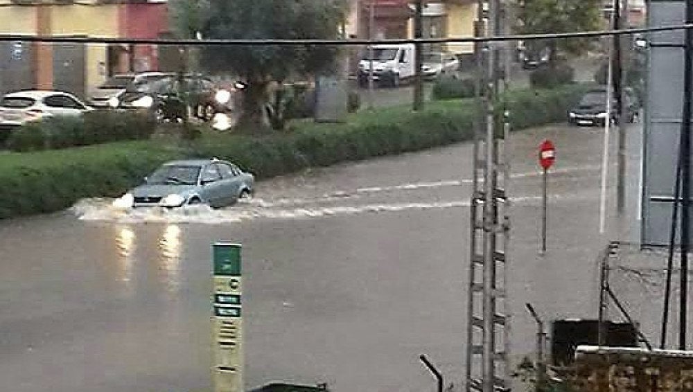 Una calle de Sevilla inundada por las intensas lluvias
