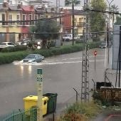 Una calle de Sevilla inundada por las intensas lluvias