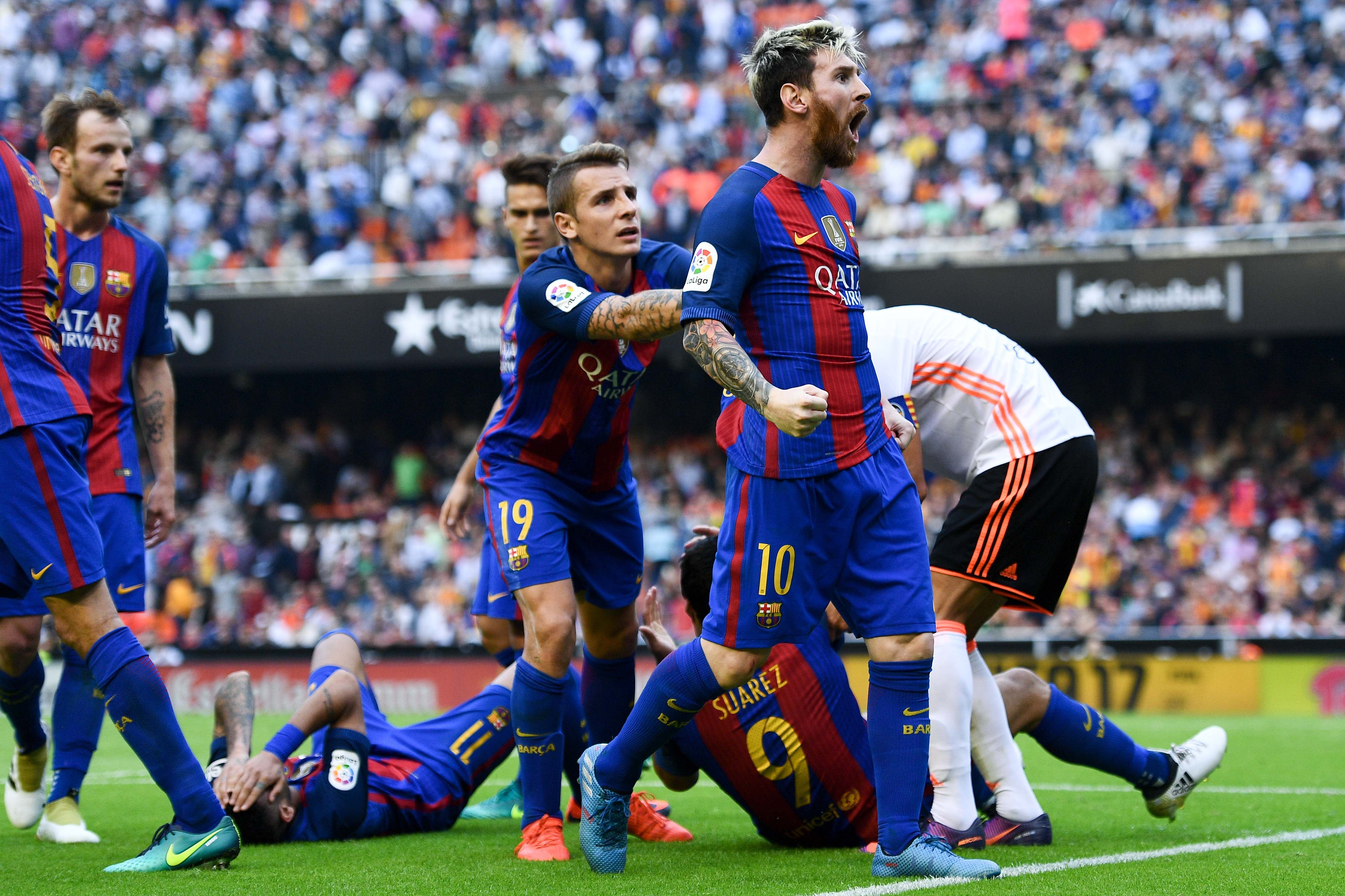 El Comité de Competición multa al Valencia con 1.500 euros y apercibimiento de cierre por el botellazo en Mestalla El Comité de Competición multa al Valencia con 1.500 euros y apercibimiento de cierre por el botellazo en Mestalla