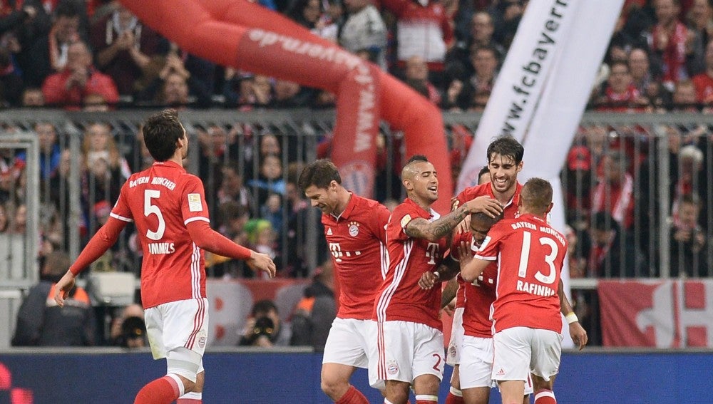 Los jugadores del Bayern, celebrando el 2-0 ante el Borussia Mönchengladbach