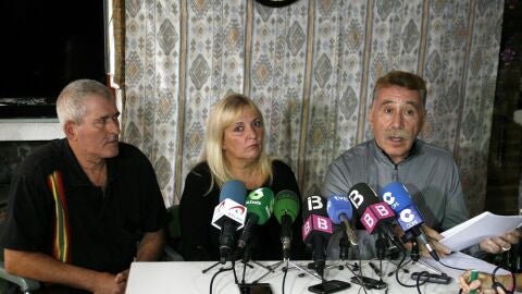 El abogado de la familia de la menor agredida en un colegio de Palma, junto a los padres de la ni&ntilde;a