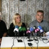El abogado de la familia de la menor agredida en un colegio de Palma, junto a los padres de la niña