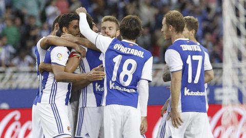 Los jugadores de la Real Sociedad celebran el gol marcado por el centrocampista Xabi Prieto