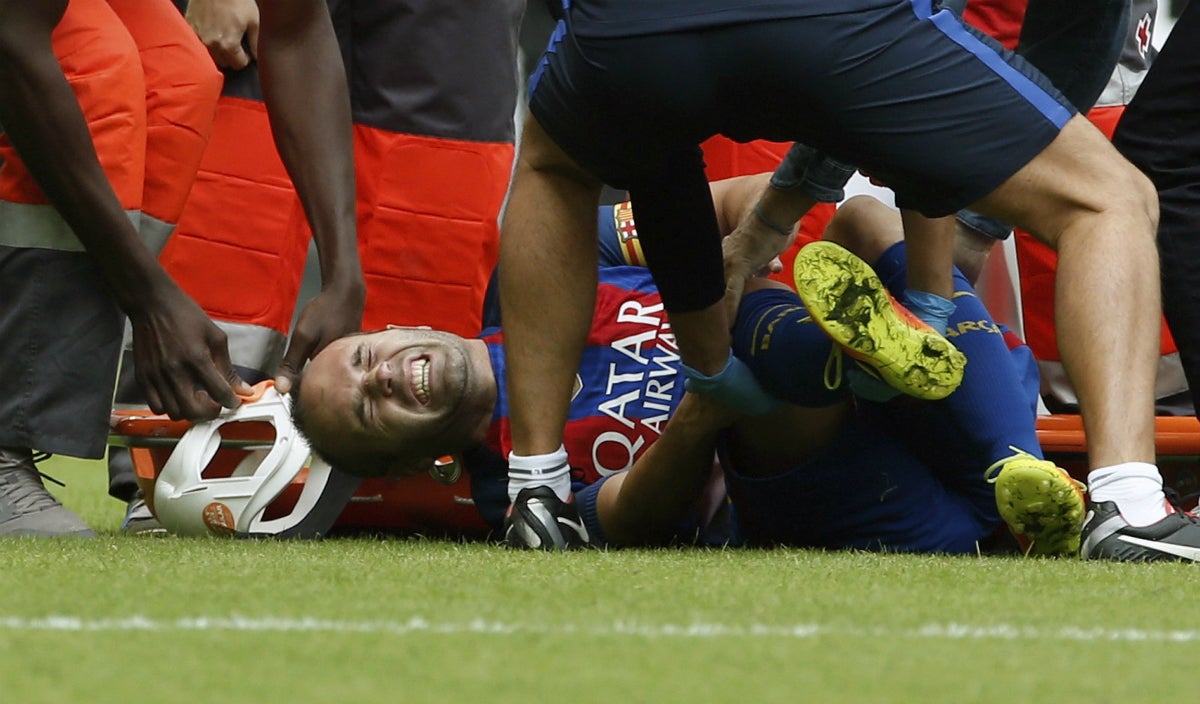 Iniesta estará de seis a ocho semanas de baja por una lesión parcial del ligamento lateral externo de su rodilla derecha Iniesta estará de seis a ocho semanas de baja por una lesión parcial del ligamento lateral externo de su rodilla derecha