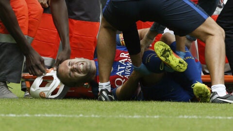 Iniesta se duele de su rodilla derecha