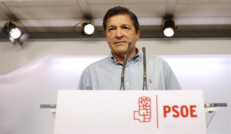 Javier Fernández pedirá al grupo parlamentario del PSOE la abstención en bloque Javier Fernández pedirá al grupo parlamentario del PSOE la abstención en bloque