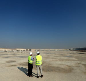 Dos trabajadores en las obras del estadio de Al Wakrah de Catar Dos trabajadores en las obras del estadio de Al Wakrah de Catar