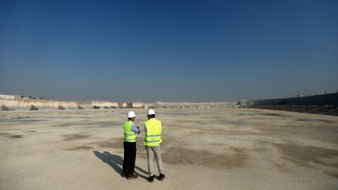 Dos trabajadores en las obras del estadio de Al Wakrah de Catar