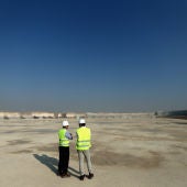 Dos trabajadores en las obras del estadio de Al Wakrah de Catar