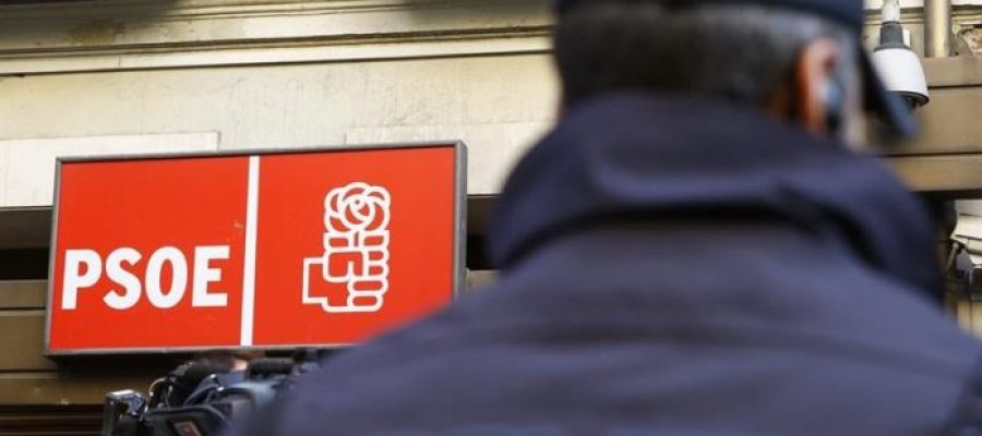 Agentes de la policía custodian la sede del PSOE en la calle Ferraz Agentes de la policía custodian la sede del PSOE en la calle Ferraz